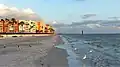 Strand, im Hintergrund der Pier