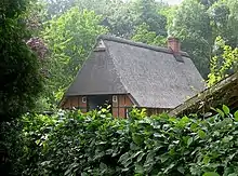 Reetdachhaus (von ca. 1680) im Ortsteil Böddenstedt