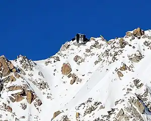 Das Refuge des Cosmiques vom Refuge des Grands Mulets (von Westen) aus gesehen