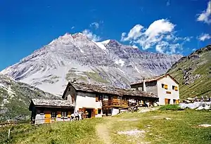 Blick auf die Hütte Refuge Entre-Deux-Eaux mit Sicht auf den Berg Grande Casse.