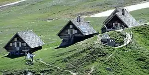 Die drei Gebäude der Schutzhütte