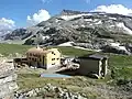 Das Refuge du Col de la Vanoise im August 2013, während des Aufbaus eines dritten Gebäudes im Hintergrund der Pointe de la Rechasse.