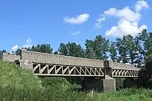Eisenbahnbrücke über die Rega bei Nowielice (Neuhof) in der Nähe von Treptow an der Rega.