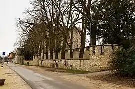 Donauufer beim Liegeplatz des Hausboots mit Blick auf die Königliche Villa