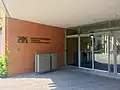 Eingang des Haupt­gebäudes Konrad-Adenauer-Straße&nbsp;20
