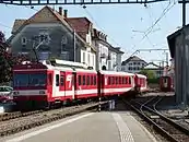 Der gleiche Triebwagen bei der Ausfahrt aus dem Bahnhof Saignelégier in Richtung Glovelier