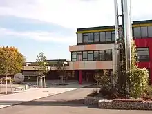 Regiomontanus-Gymnasium; links im Bild der Brunnen von Waldemar Kuhn (2006)