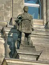 Berlin: Allegorie der Bierbrauerei am Südwestturm des Reichstagsgebäudes