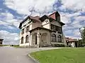 Rathaus (Mairie) und Dorfschule der Gemeinde