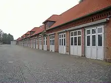Ehemalige Pferdeställe, mit Toren versehen