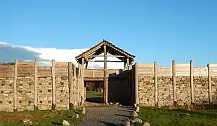 Rekonstruktion des keltischen Zangentors (1. Jahrhundert v. Chr.) in Země Keltů, Nasavrky, Tschechische Republik