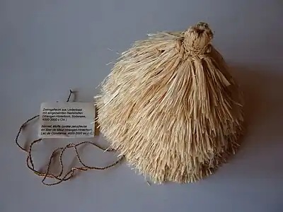 Zwirngeflecht aus Lindenbast mit eingezwirntem Baststreifen (Wangen-Hinterhorn, Bodensee, 4000–3000 v.&nbsp;Chr.).