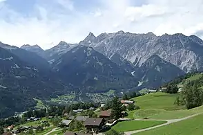 Blick über das Montafon bei Vandans, links das Rellstal, rechts die Vandanser Steinwand