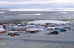 Blick vom Signal Hill (183 m) auf die Inuit-Siedlung („Village“) und die mit Treibeis übersäte Resolute Passage