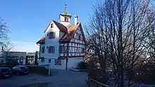 Restaurant Falkenburg, dessen historisches Hauptgebäude ein Riegelbau mit einem kleinen Türmchen ist. Das Gebäude steht an einem Hang südlich der Stadt St. Gallen