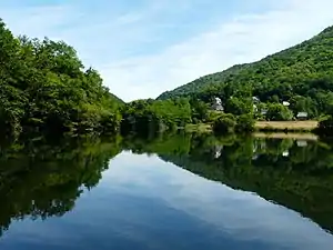 Der Stausee bei Longeval (zwischen Hautefage und Saint-Martial-Entraygues)