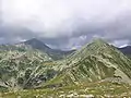 Links Vf. Peleaga (2509&nbsp;m), rechts Vf. Păpuşa (2508&nbsp;m)