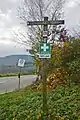 Rettungspunkt und Wegzeichen im Hunsrück an der Einmündung der K117 in die L212 unweit Weiler, Gemeinde Boppard Rheinland-Pfalz