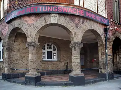 Laube an der Gebäudeecke