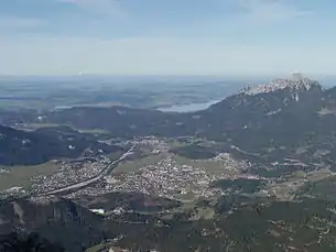 Blick vom Thaneller (2341 m) Richtung NordwestenIn der Bildmitte Reutte, links davon der Lech. Durch einen Höhenzug von Reutte getrennt der Forggensee, rechts davon der Säuling (2048 m)