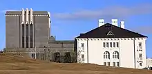Das Nationaltheater (Þjóðleikhúsið) von der Ingólfsstræti aus mit dem alten Gebäude der Nationalbibliothek (Landsbókasafnið), Reykjavík.