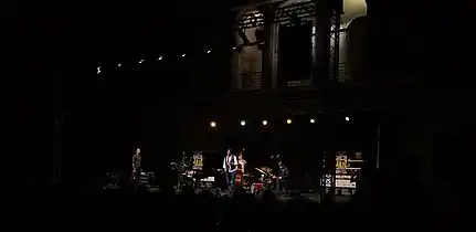 Roberto Gatto und Band auf der Bühne im Innenhof des Kastells
