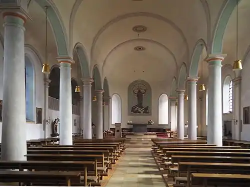 Kircheninneres nach Osten
