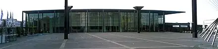 Erweiterung der Rheingoldhalle vom Jockel-Fuchs-Platz gesehen