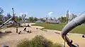 Sandspielplatz, im Hintergrund Rheinparkbahn und Dom