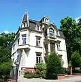 Rheinstraße 1; Die untypische Bebauung resultiert aus der Straßenerweiterung um ca. 1880. Erst danach steht das ca. 1860 gebaute Haus am östlichen Anfang der Rheinstraße.