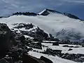 Das Rheinwaldhorn/Adula 3402 m mit Normalroute ab Adulahütten über den Vadrecc di Brasciana von NW aus gesehen