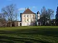 Schloss Stauffenberg, Blick aus dem Park auf die Seitenfront des Hauptgebäudes, rechts daneben der Kirchturm