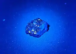Fluoreszierender „Ribbeck“-Meteorit im UV-Licht mit λ = 365 nm