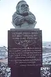 Büste von Richard E. Byrd, errichtet 1965 auf der McMurdo-Station. Bronzebüste auf schwarzem Marmor auf einer Holzplattform, auf der die polaren Errungenschaften von Richard Evelyn Byrd beschrieben sind.