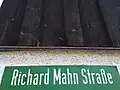 Straßenschild an der Richard-Mahn-Straße (Schreibweise entspricht nicht der vom Duden empfohlenen Schreibweise).
