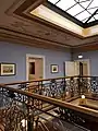 Balustrade mit angrenzenden Ausstellungsräumen