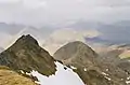 Blick vom Gipfel über den Nordgrat des Aonach air Chrith, in Bildmitte der Vorgipfel A’ Chioch, rechts im Tal Loch Cluanie, darüber der A’ Chràlaig