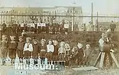 Am Rand des trockengelegten Teiches 1913