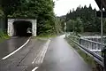 Ostrampe, Tunnel in Obermaiselstein im Burgschrofen (links), Tunnelumgehung für Radfahrer und Fußgänger (Mitte), die Schönberger Ach (rechts)