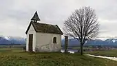 Mesnerhauskapelle (mit dem Riegsee im Hintergrund)