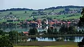 Riegsee (Ort und See) mit Aidling im Hintergrund, im Vordergrund der Froschhauser See