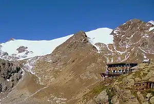 Das Rifugio Larcher mit dem Monte Cevedale (3769 m) im Hintergrund.