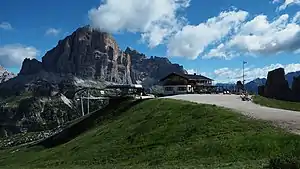 Das Rifugio Scoiattoli mit der Tofana di Rozes (3225 m) und der Tofana di Mezzo (3244 m) im Hintergrund. Rechts die Torre Grande.