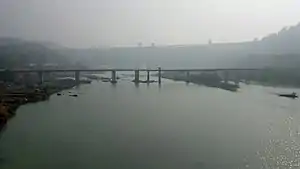 Rihand-Talsperre (im Hintergrund im Nebel)