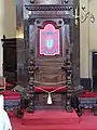 Bischofsstuhl mit Wappen
