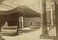 Nachtwachensaal mit dunklem Baldachin, die Nachtwache an der rechten Wand zwischen den Säulen, 1896 bis 1895