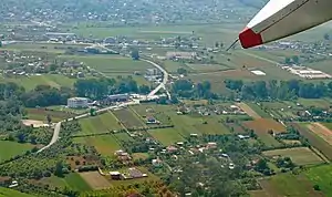 Luftaufnahme von Teilen des Dorfes und der Ishëm-Brücke, im Hintergrund das Dorf Fushë-Preza (2014)