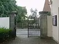 Schmiedeeisernes Eingangstor (im Hintergrund die Ringstraße)