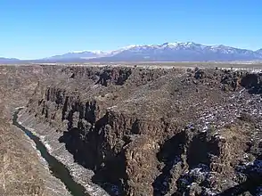 Rio Grande Gorge, im Hintergrund die Sangre de Cristo Berge