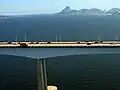 Die BR-101 auf der Ponto Rio-Niteroi, im Hintergrund der Zuckerhut Rio de Janeiro (Bundesstaat) Rio de Janeiro